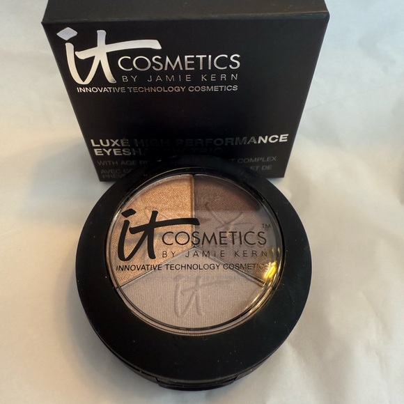 IT Cosmetics Naturally Pretty in Plum Eyeshadow Trio NIB - Picture 3 of 3